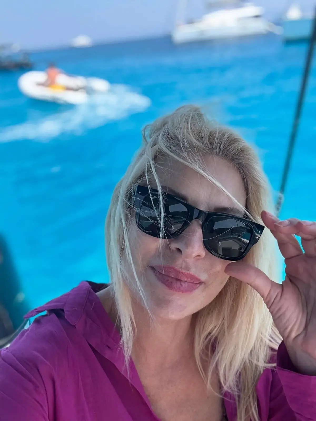 Μενεγάκη: Στους Παξούς με τον Παντζόπουλο - Οι φωτογραφίες με μπικίνι πάνω σε σκάφος και οι βουτιές με τον Ματέο
