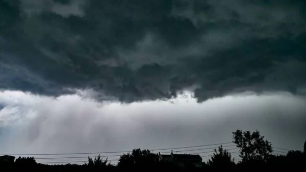 Καιρός 10/1: Βροχές, καταιγίδες και χιόνια στα ορεινά