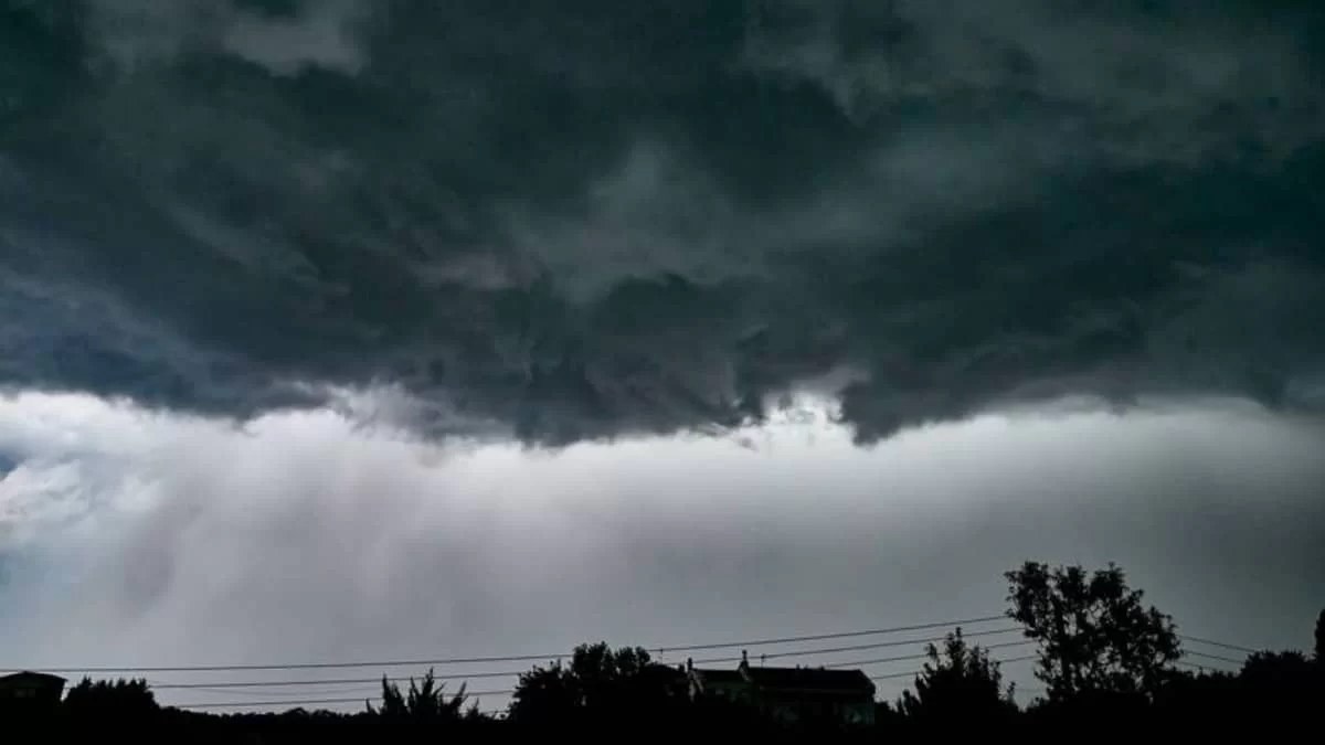 Καιρός 10/1: Βροχές, καταιγίδες και χιόνια στα ορεινά