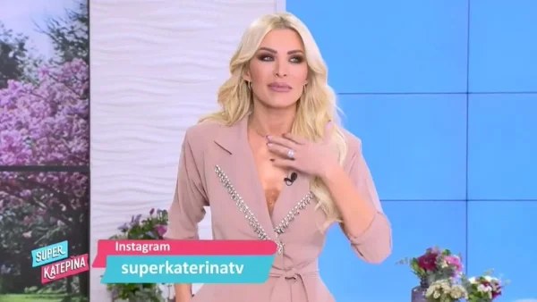 Ενοχλημένη στον αέρα του Super Κατερίνα η Καινούργιου - «Ένα μήνα παρακαλάω...»