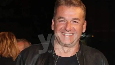 Βούτηξε στη παραλία της Βουλιαγμένης με 5 βαθμούς - Σούσουρο με το βίντεο του Γιώργο Λιάγκα