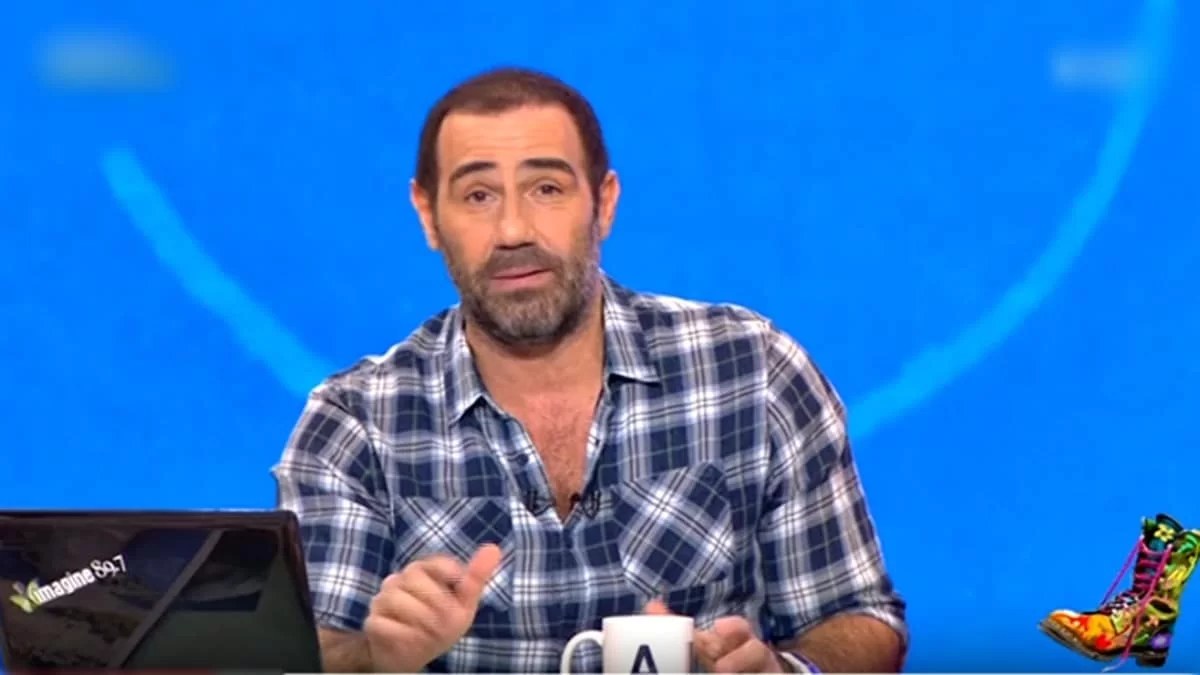 Ράδιο Αρβύλα: Το πρόσωπο του Αντώνη Κανάκη πίσω από τις κάμερες