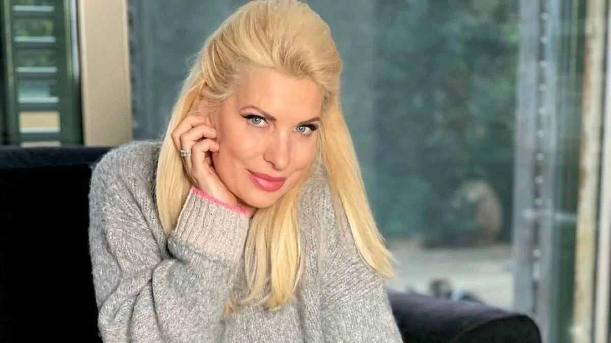 Με σκούφο και μπουφάν βγήκε στον χιονισμένο κήπο της στα Μελίσσια η Ελένη Μενεγάκη
