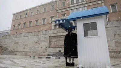 Κακοκαιρία «Ελπίδα»: Οι εύζωνες στο έλεος του χιονιά - Δείτε φωτογραφίες