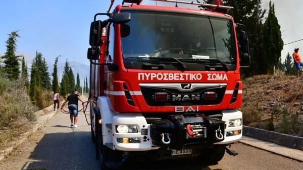 Συναγερμός στην Λάρισα - Εγκαταλελειμμένα βαγόνια τυλίχθηκαν στις φλόγες στο παλιό μηχανοστάσιο