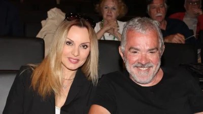 Ζήνα - Λύρας: Ποζάρουν αγκαλιά με την κόρη τους  στα χιόνια - Η τρυφερή φωτογραφία