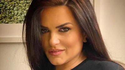 Αδιανόητο: Η Δήμητρα Κατσαφάδου τραγουδάει το Τράβα Μπρος πάνω από τον τάφο της Αλίκης Βουγιουκλάκη