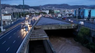Τρόμος - Γυναίκα έπεσε στον Κηφισό