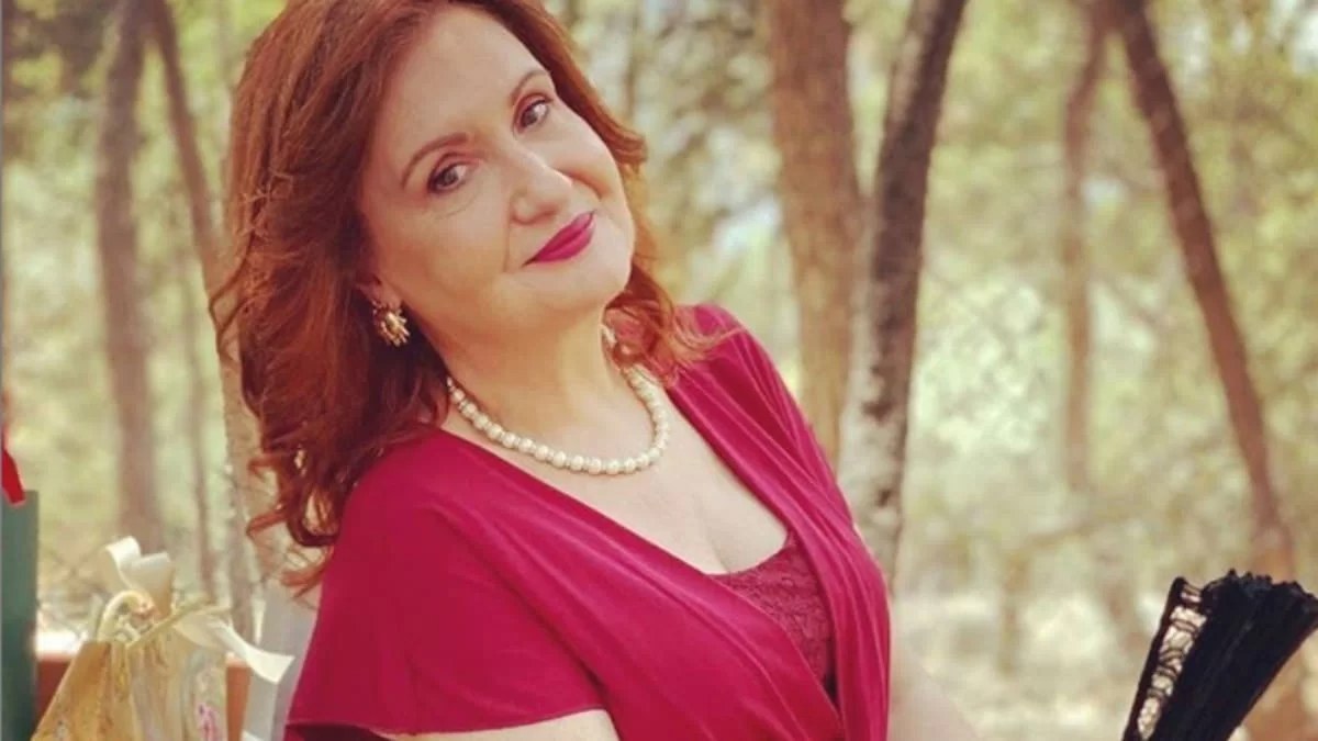 Στα 61 της με κόκκινο μαγιό - Οι αρετουσάριστες φωτογραφίες της Φωτεινή Ντεμίρη από τη θάλασσα