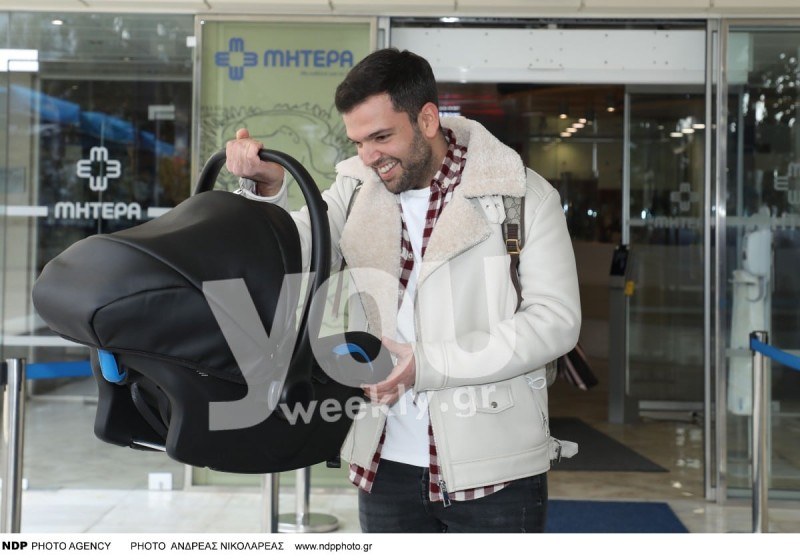 Φωτογραφίες από την έξοδο από το μαιευτήριο με την νεογέννητη κόρη του