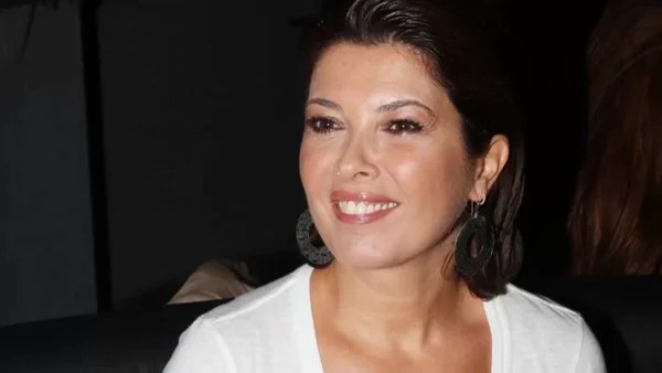 Όλο λευκό με γκρι πατώματα - Το εντυπωσιακό σπίτι της Σοφίας Αλιμπέρτη στην Πάρο