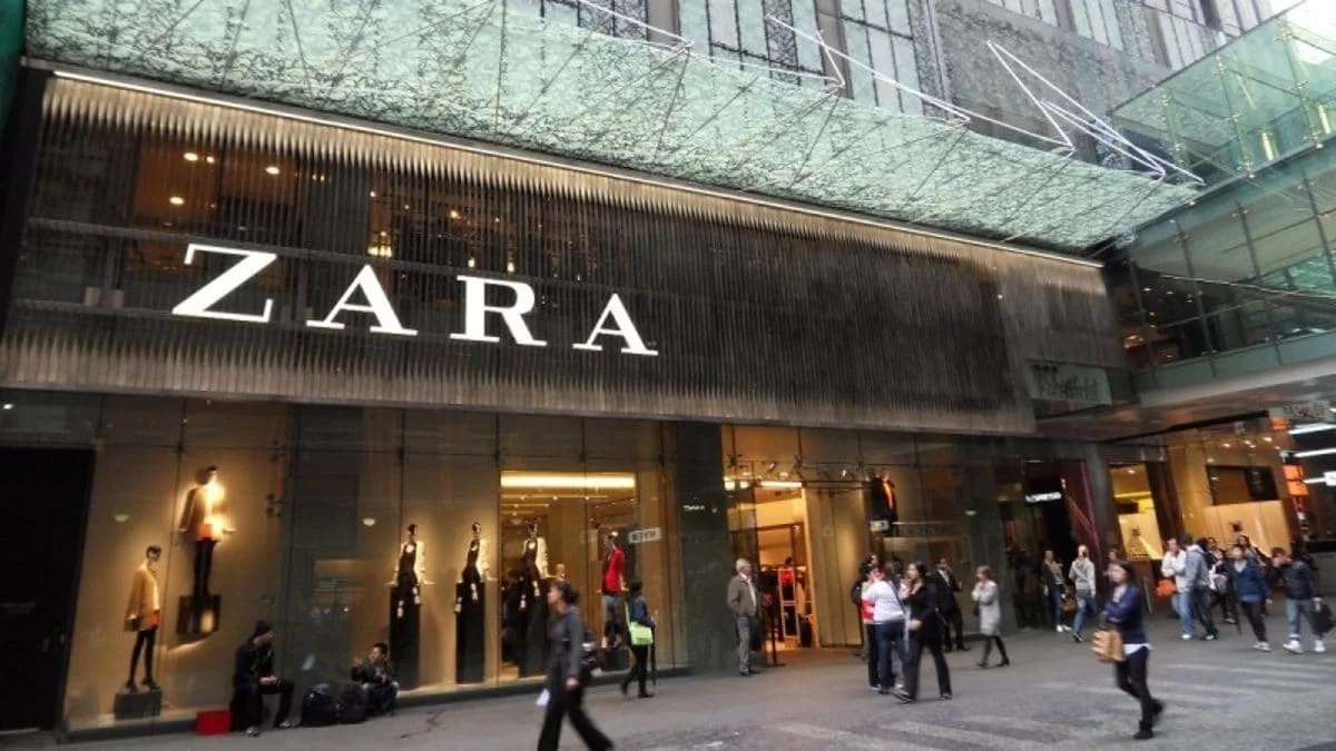 Στα 25,95€ το little black dress των Zara - Θα γίνει χαμός