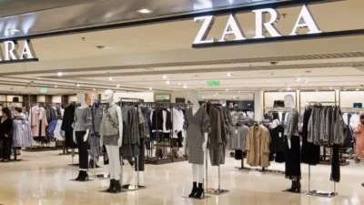 Είναι μικροσκοπική αλλά τα χωράει όλα αυτή η τσάντα από τα Zara - Βγαίνει σε 4 χρώματα
