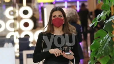 Ντυμένη σαν μοντέλο από το Λονδίνο - Η casual εμφάνιση της Σταματίνας Τσιμτσιλή σε εμπορικό κέντρο