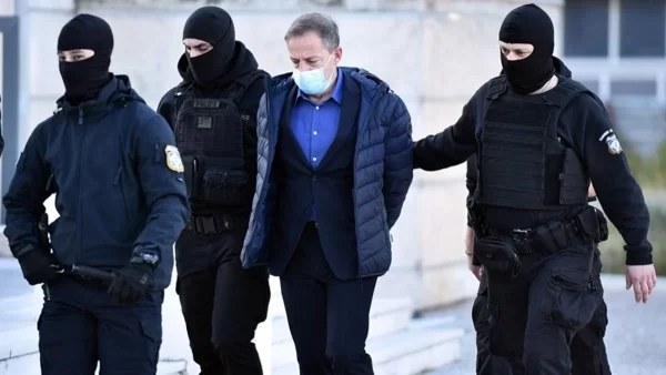 "Να σαπίσεις τέρας" - Η οργή του κόσμου για τον Δημήτρη Λιγνάδη έξω από το δικαστήριο
