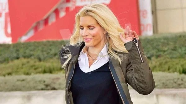 Σπάνιο: Με τους ορούς και το νεογέννητο στα χέρια- Η πρώτη φωτογραφία της Ελένης Μενεγάκη από το μαιευτήριο