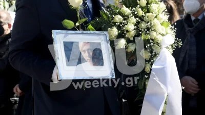Συγκινεί το τελευταίο "αντίο" στον  Νίκο Αντύπα - Πλήθος κόσμου στον αποχαιρετισμό του συνθέτη
