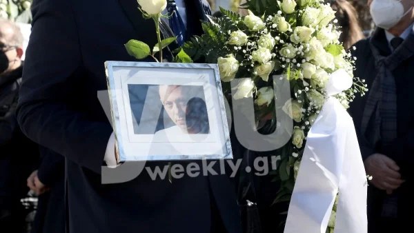 Συγκινεί το τελευταίο "αντίο" στον  Νίκο Αντύπα - Πλήθος κόσμου στον αποχαιρετισμό του συνθέτη