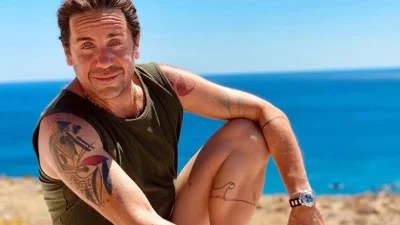 Ο Γιώργος Μαζωνάκης ποζάρει δίπλα στην θάλασσα