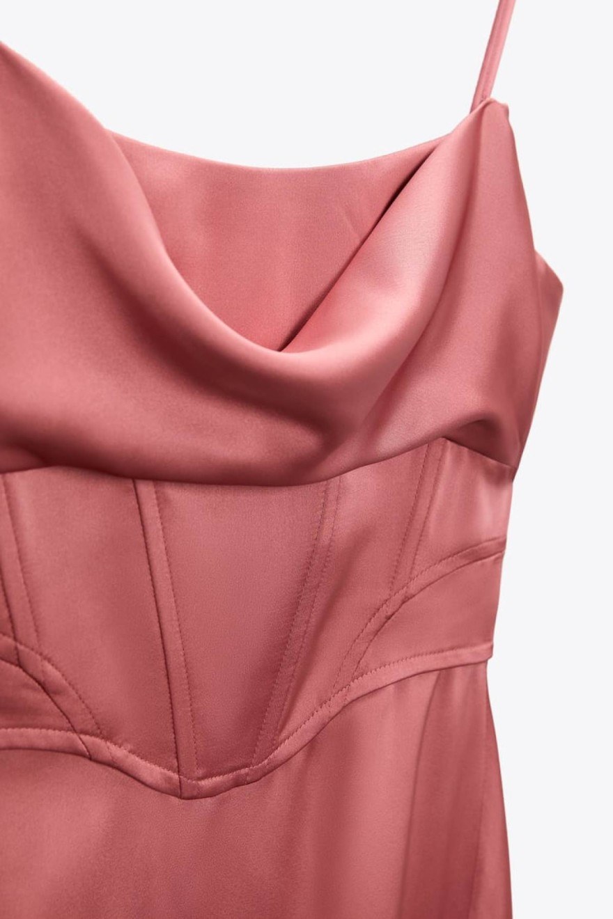 Φόρεμα από τα Zara με στυλ κορσέ