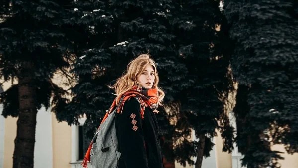 Αυτό είναι το νέο μαύρο - Αν θέλεις να σε προσέξουν φόρα το συγκεκριμένο χρώμα