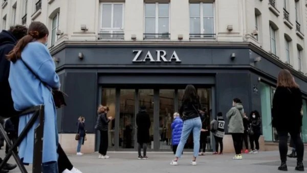 Το φόρεμα των 8 ευρώ που έχει τρελάνει τις πελάτισσες των Zara - Η αρχική του τιμή ήταν στα 40