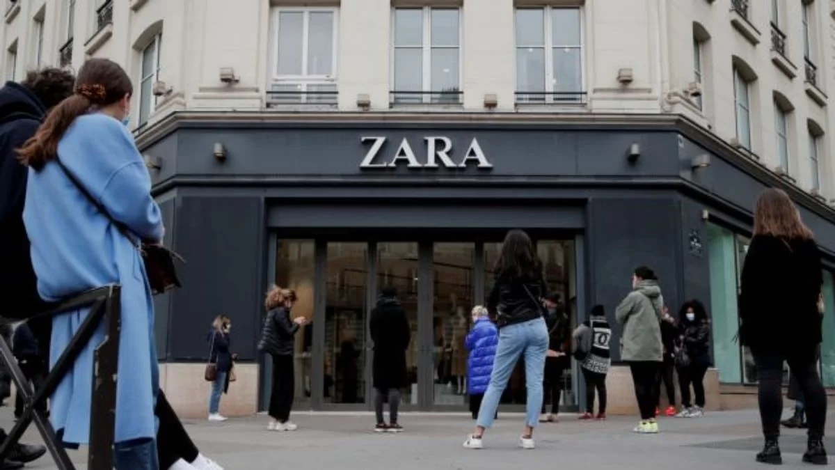 Το φόρεμα των 8 ευρώ που έχει τρελάνει τις πελάτισσες των Zara - Η αρχική του τιμή ήταν στα 40