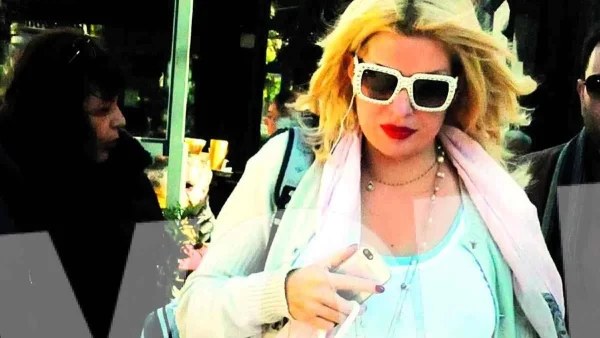 Με την κοιλιά στο στόμα, κόκκινο κραγιόν και φούστα - Πως εμφανιζόταν η Ελένη Μενεγάκη όντας εγκυμονούσα