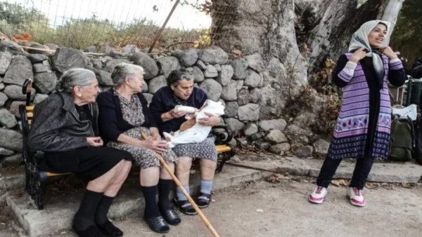 Πέθανε η Ευστρατία Μαυραπίδου - Η εμβληματική γιαγιά που αγκάλιασε τους πρόσφυγες στην Λέσβο