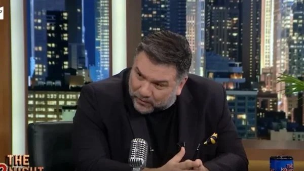 Καταρρακωμένος ο Γρηγόρης Αρναούτογλου στην έναρξη του The 2night show - «Ο Θεός να βάλει το χέρι του»