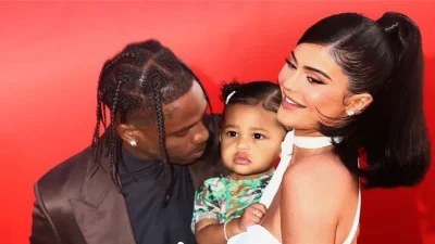Γέννησε η Kylie Jenner - Η πρώτη φωτογραφία με το νεογέννητο μωράκι