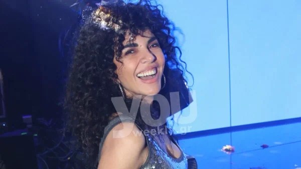 Με μίνι φόρεμα γεμάτο παγιέτες στο πρώτο τραπέζι - Τα «έσπασε» στα μπουζούκια η Μαρία Σολωμού