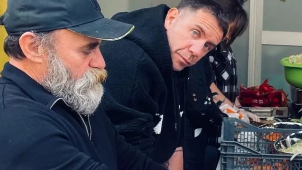 Διαφορετική Τσικνοπέμπτη για τον Γιώργο Μαζωνάκη - Μαγείρεψε στο δρόμο για καλό σκοπό