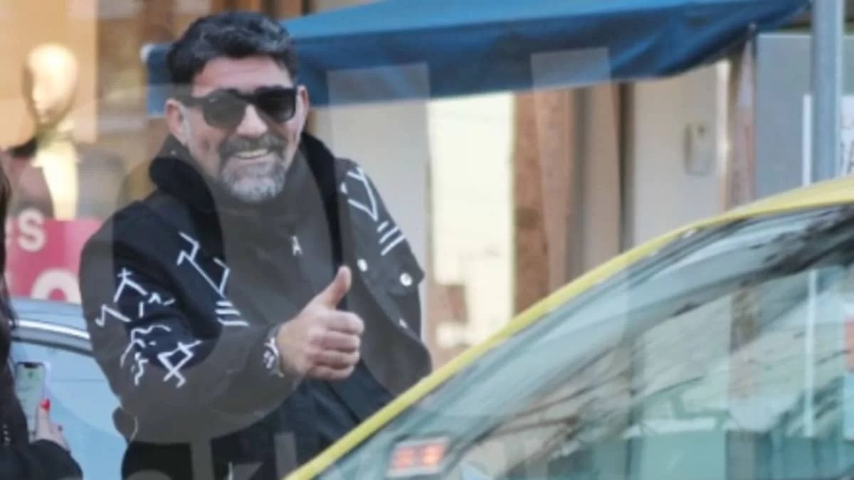 Μια κούκλα η κόρη του Μιχάλη Ιατρόπουλου - Βόλτα στον κέντρο της Αθήνας