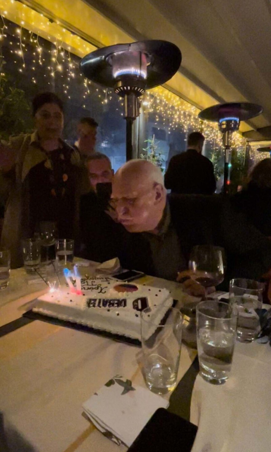 Ο Γιώργος Παπαδάκης σβήνει την τούρτα του