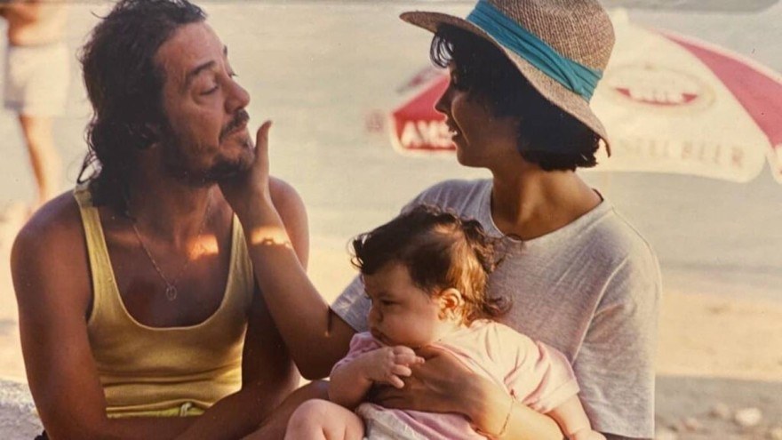 Φωτογραφία του Γιάννη Πάριου με την Σοφία Αλιμπέρτη στη θάλασσα