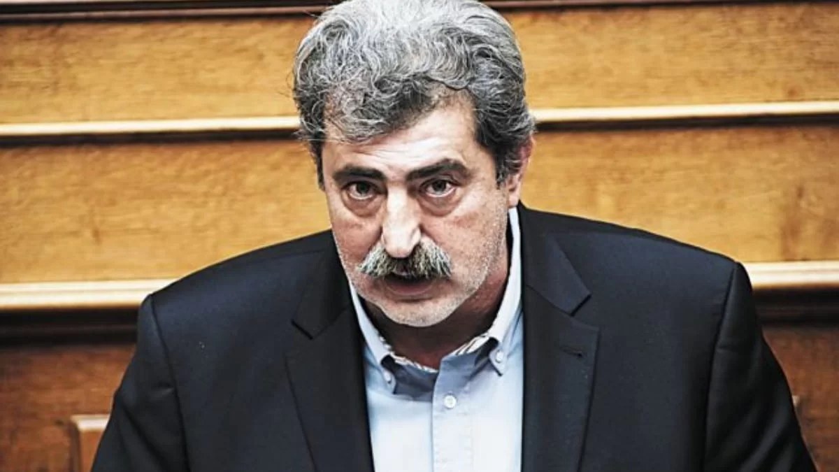 Πολάκης: «Πάγωσαν» όλοι - Τον είδαν να κυκλοφορεί με χειρουργική μάσκα και νυστέρι στη Βουλής