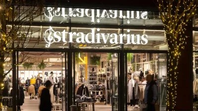 Κομψό, αέρινο και άνετο - Το νέο φόρεμα από τα Stradivarius που έχει γίνει ανάρπαστο