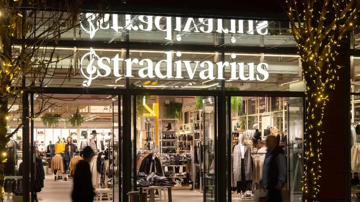 Κομψό, αέρινο και άνετο - Το νέο φόρεμα από τα Stradivarius που έχει γίνει ανάρπαστο