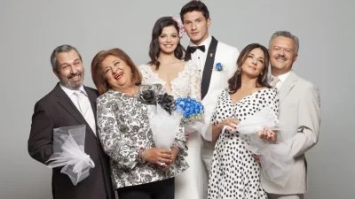 Συμπέθεροι Από τα Τίρανα: Οι γονείς του Άλφρεντ φεύγουν κυνηγημένοι από το σπίτι του υπουργού Παραζάνα