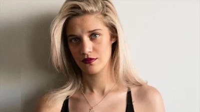Τζένη Θεωνά: «Αυτή την στιγμή στην Ουκρανία χτυπιέται ο γιος μου και η κόρη σου»