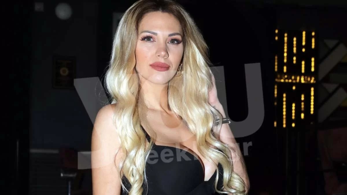 Με μίνι φόρεμα και ανοιχτό μπούστο - Τράβηξε όλα τα βλέμματα η Σάσα Μπάστα με την εμφάνισή της