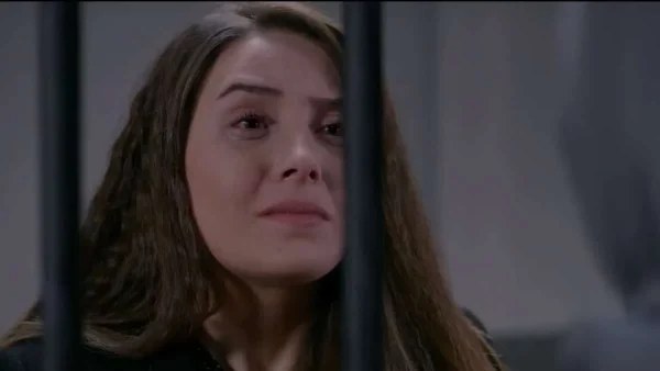 Elif: Στη φυλακή για απόπειρα ανθρωποκτονίας η Μελέκ - Η μικρή Ελίφ καταρρέει
