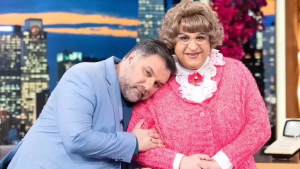 The 2night Show: Η «Χαρίκλεια» του Super Mammy καλεσμένη του Γρηγόρη Αρναούτογλου
