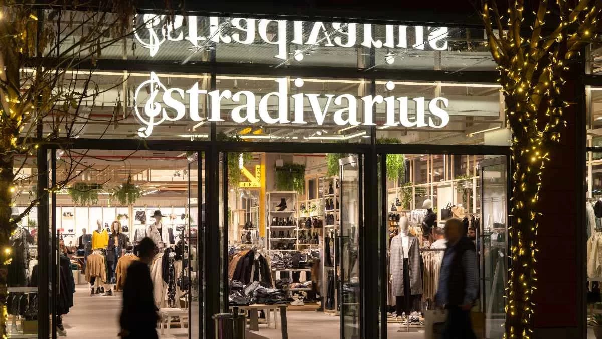 Έχουν κάνει θραύση τα πέδιλα με τακούνι από τα Stradivarius - Βγαίνουν σε δύο χρώματα