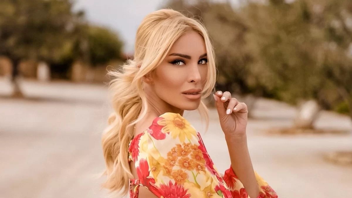 «Κάθε φορά που πέφτω στα πατώματα...»: Η συμβουλή που παίρνει η Καινούργιου από τον πατέρα της όταν χωρίζει