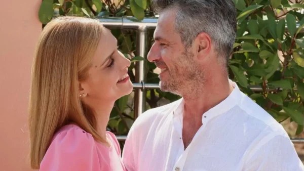 Άσε μας ρε Μαμά: Η Έλλη ανακοινώνει στον Δημήτρη πως θα ψάξει τους βιολογικούς της γονείς