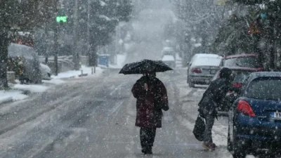Χιονίζει στην Αττική! Κλείνουν δρόμοι - Ο καιρός σήμερα Πέμπτη 10/3