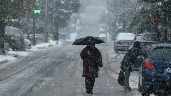 Χιονίζει στην Αττική! Κλείνουν δρόμοι - Ο καιρός σήμερα Πέμπτη 10/3
