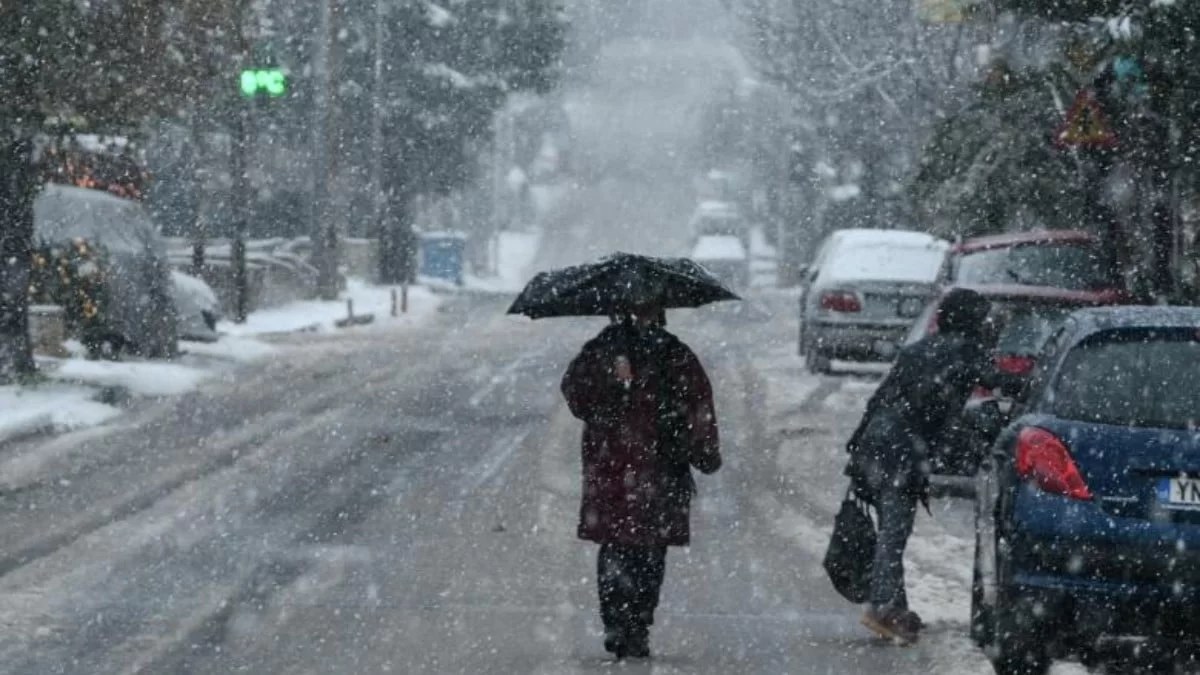 Χιονίζει στην Αττική! Κλείνουν δρόμοι - Ο καιρός σήμερα Πέμπτη 10/3